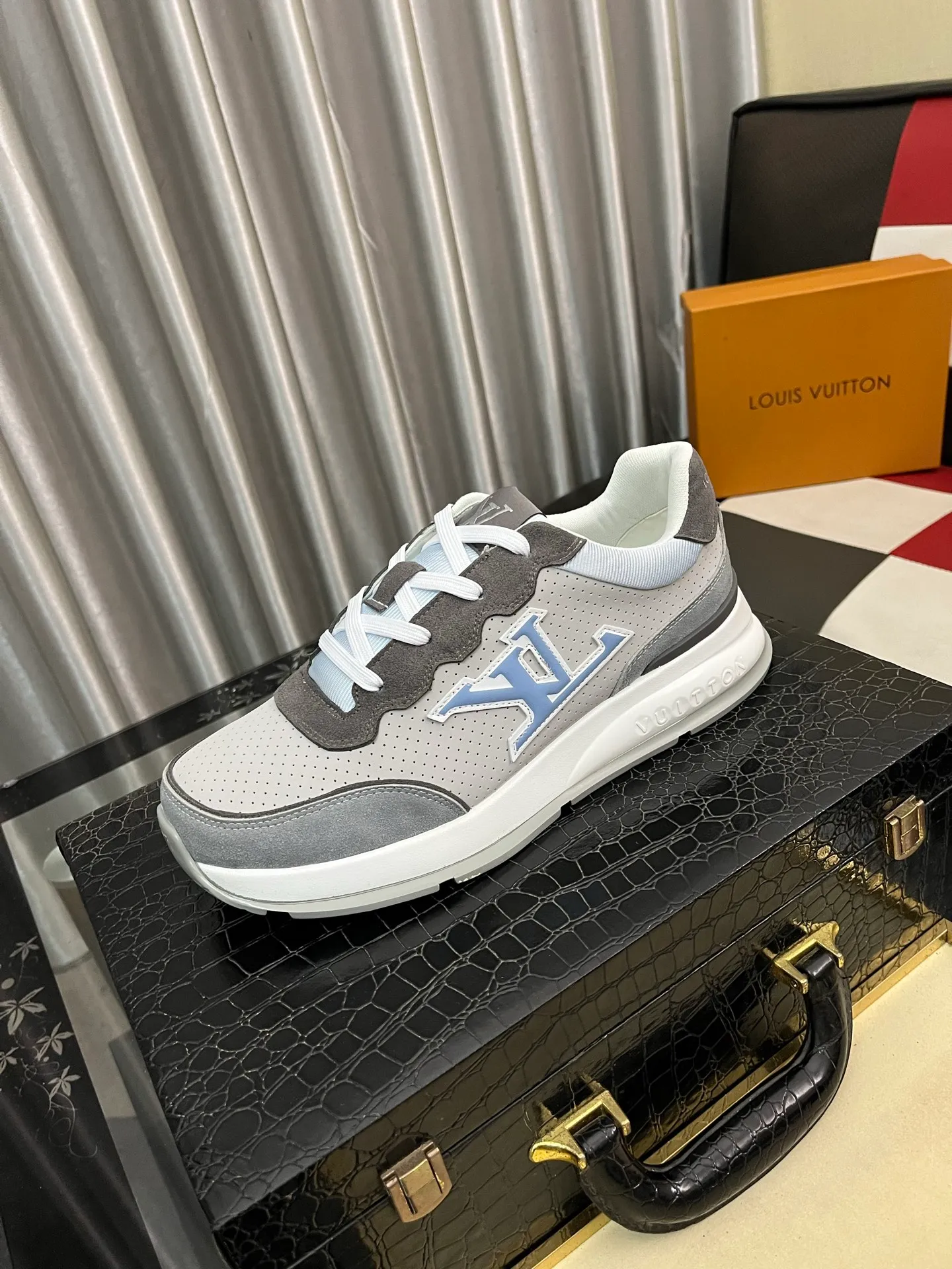 Men's Men's Shoes 💰: 438⌚️⌚️LV Louis Vuitton. The latest fashionable casual shoes are popular in physical stores. New spring and summer comfortable imported custom original cowhide, unique jacquard fabric element design. With sheepskin lining, Lv original bottom, [sun][sun] high-end packaging and high quality💪Details determine the quality, you can enter and leave the counter at will, welcome to compare🇮🇹Number of sizes 38-442️⃣colors available